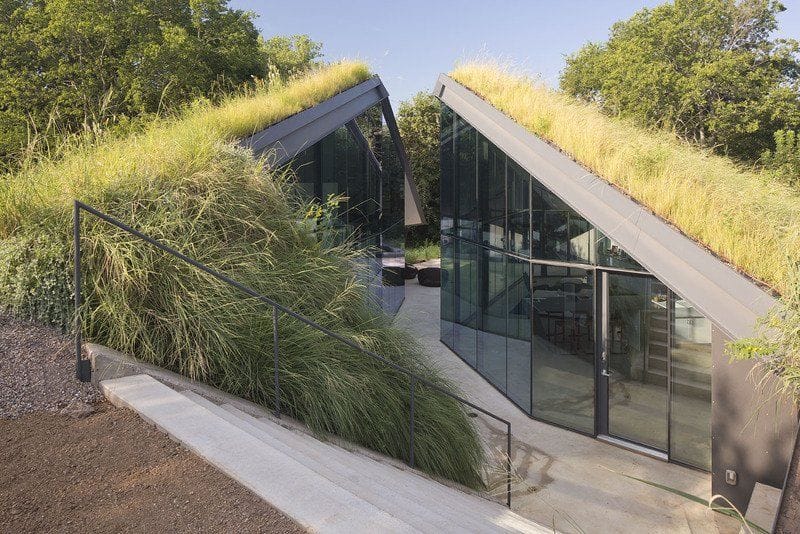 Ngôi nhà cạnh bờ sông colorado (mỹ) do bercy chen studio thiết kế là một công trình điển hình với mái nhà phủ đầy cỏ xanh