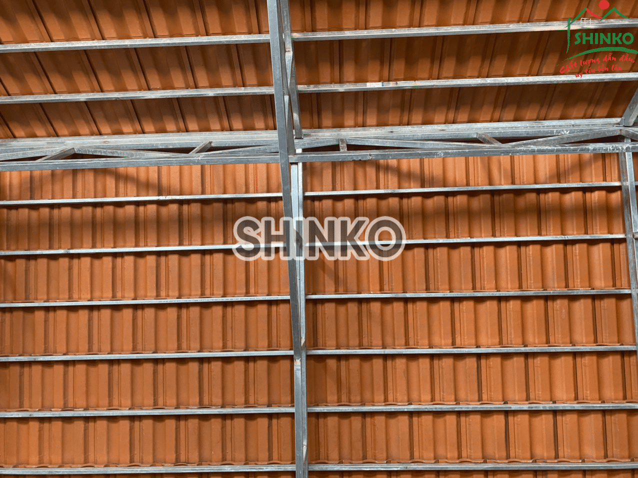Bề mặt trong của ngói màu shinko
