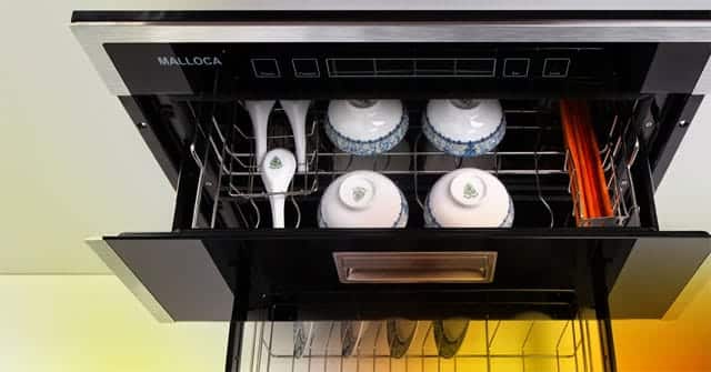Dùng nước nóng tráng hoặc máy sấy bát đĩa để đồ gia dụng không bị mốc và đảm bảo vệ sinh