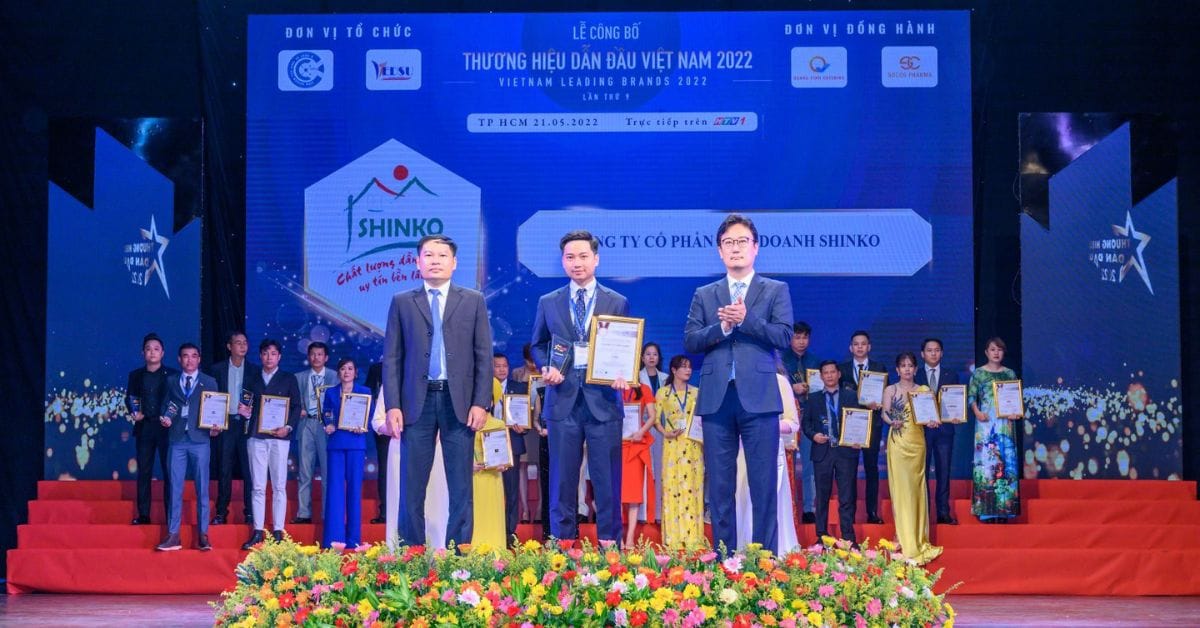 Ông nguyễn trung hiếu, tổng giám đốc công ty cổ phần liên doanh shinko, vinh dự đón nhận giải thưởng "top 10 - thương hiệu dẫn đầu việt nam"