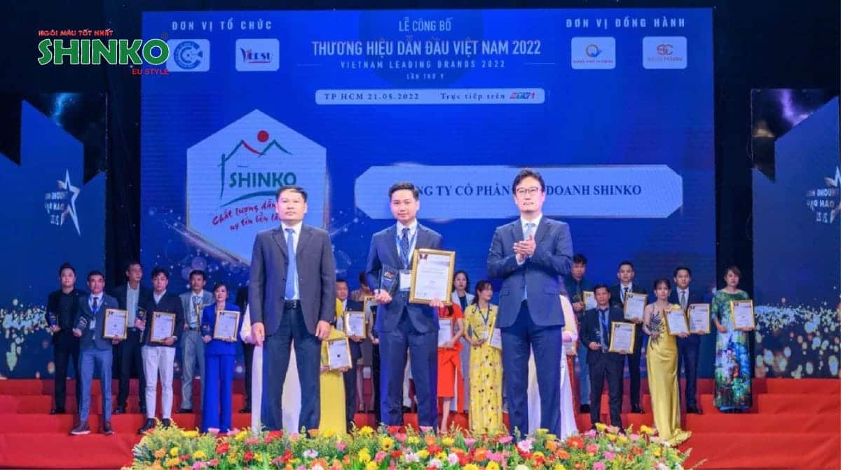 Ông Nguyễn Trung Hiếu, Tổng Giám Đốc Công ty Cổ phần Liên doanh Shinko, vinh dự đón nhận giải thưởng "Top 10 - Thương hiệu dẫn đầu Việt Nam"