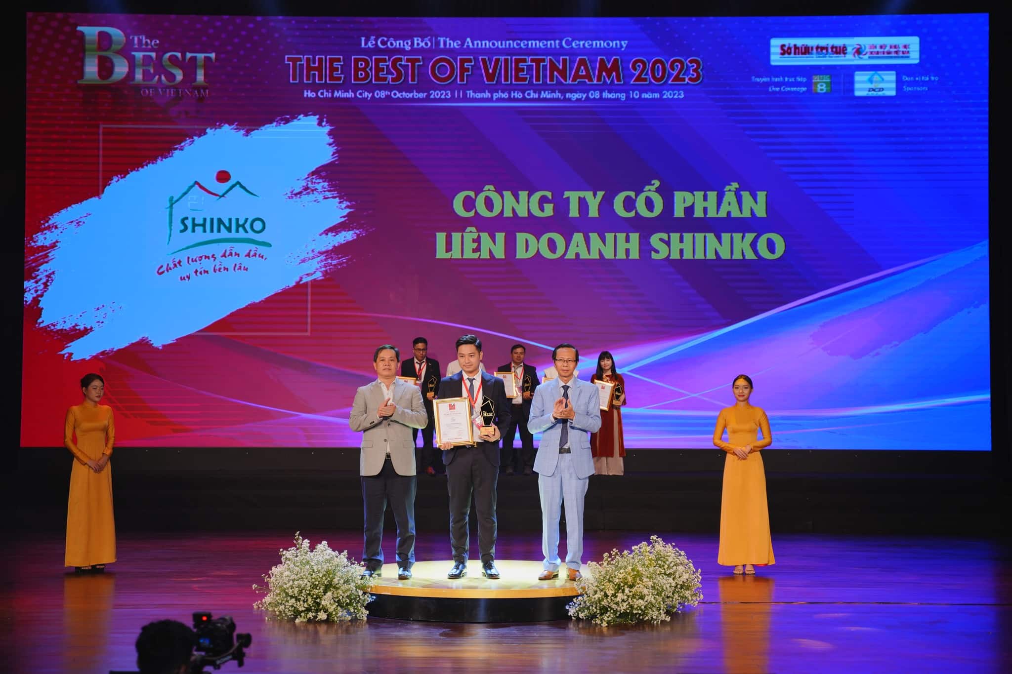 Công ty cp liên doanh shinko với thương hiệu ngói màu tốt nhất shinko vừa nhận giải thưởng "top 10 thương hiệu tốt nhất năm 2023 trong lĩnh vực vlxd"