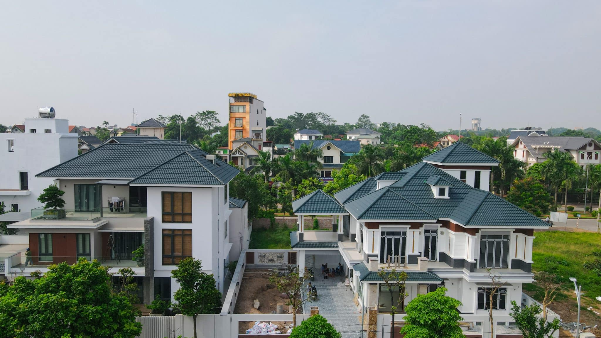 Kiểu nhà phố mái nhật sử dụng ngói màu shinko có khác biệt hoàn toàn so với những ngôi nhà xung quanh khu vực