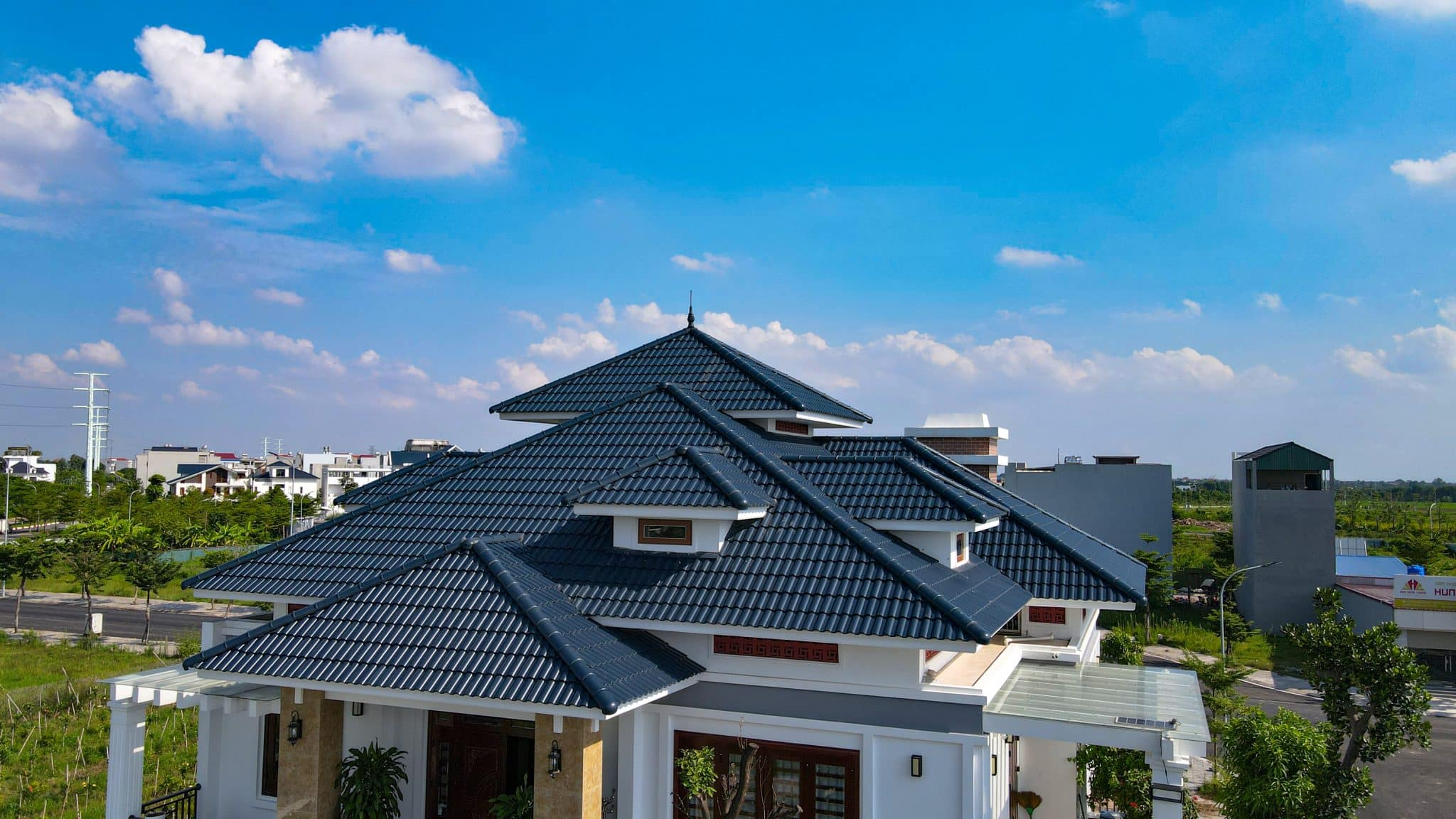 Lựa chọn lợp loại ngói màu xanh đen luôn là sự lựa chọn hoàn hảo cho mái nhà của bạn