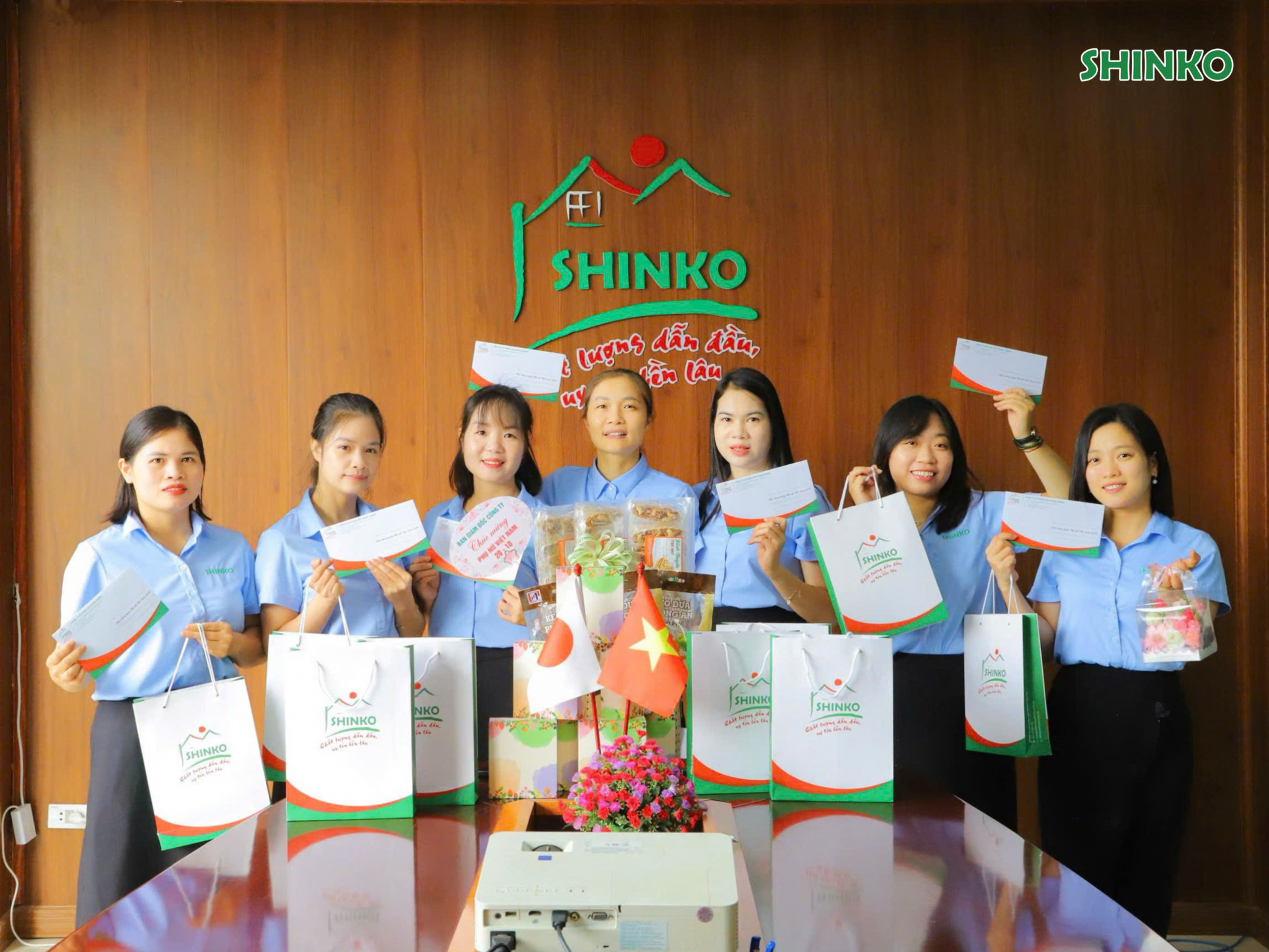 SHINKO VIỆT NAM TRI ÂN NỮ CÁN BỘ NHÂN VIÊN NGÀY 20/10 5 CBCNV nữ khối văn phòng được nhận quà 20/10 từ phía Ban Lãnh đạo SHINKO